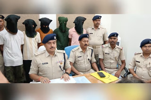 जामताड़ा में बैंक अधिकारी बनकर लोगों को ठगते थे साइबर अपराधी, पांच गिरफ्तार
