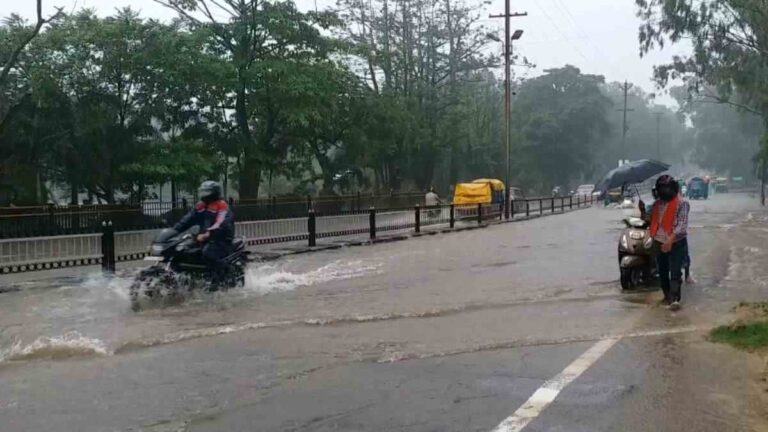 रांची समेत कई जिलों में झमाझम बारिश से मौसम हुआ सुहावना, तापमान में 06 से 07 डिग्री की गिरावट