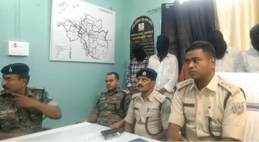 लातेहार के चंदवा में एक करोड़ से अधिक की अवैध शराब जब्त, बिहार में खपाने की थी तैयारी पांच तस्कर गिरफ्तार
