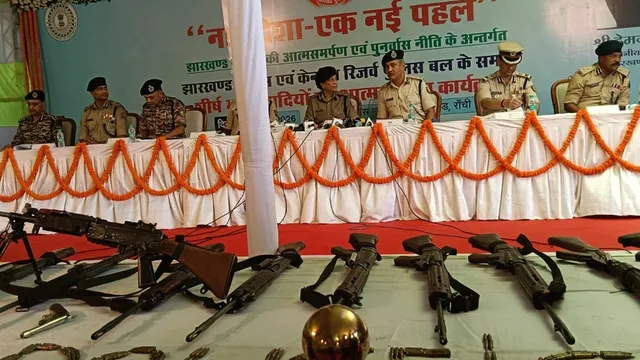 झारखंड में लाल आतंक का सफाया ! पहली बार 25 से अधिक नक्सलियों ने डाले हथियार