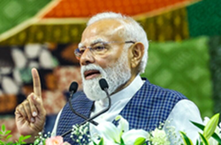 पहली नौकरी पाने वालों को मिलेंगे 15 हजार रुपए, पीएम मोदी आज 2,400 करोड़ एकाउंट में करेंगे ट्रांसफर
