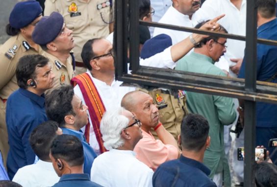 लखनऊ अग्निकांड : चार गिरफ्तार, चार अफसर सस्पेंड, दो सदस्यीय एसआईटी का गठन, योगी ने कहा-दोषी नही बचेंगे