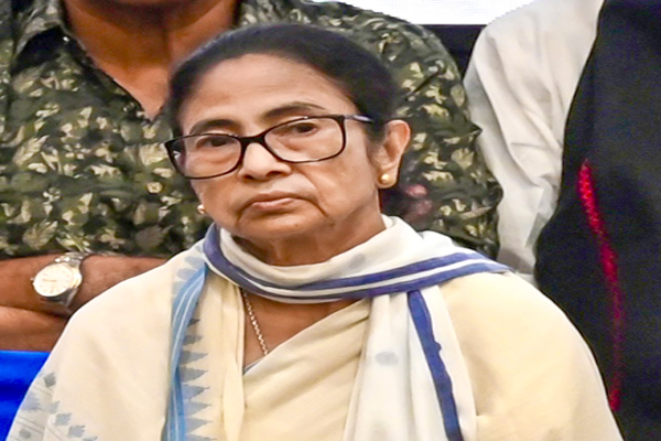 ममता बनर्जी के खिलाफ FIR, धार्मिक भावनाएं भड़काने के आरोप