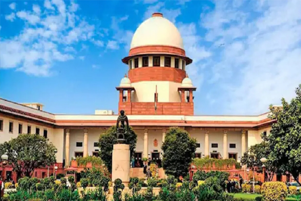 वोटर कार्ड और अन्य दस्तावेजों में आधार के दुरुपयोग पर सुप्रीम कोर्ट ने लिया संज्ञान, केंद्र और राज्यों को नोटिस