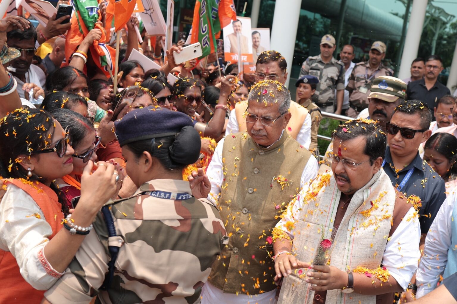 भाजपा के राष्ट्रीय अध्यक्ष नितिन नवीन दो दिवसीय दौरे पर पहुंचे रांची, कार्यकर्ताओं ने पारंपरिक तरीके से किया भव्य स्वागत