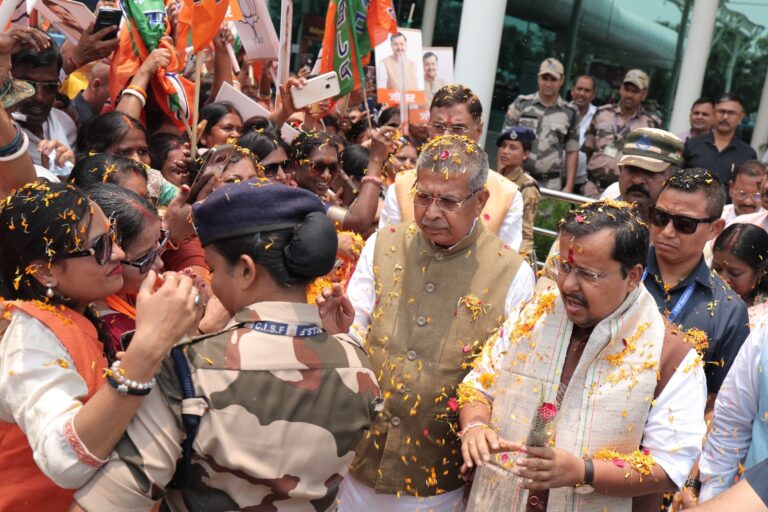 भाजपा के राष्ट्रीय अध्यक्ष नितिन नवीन दो दिवसीय दौरे पर पहुंचे रांची, कार्यकर्ताओं ने पारंपरिक तरीके से किया भव्य स्वागत