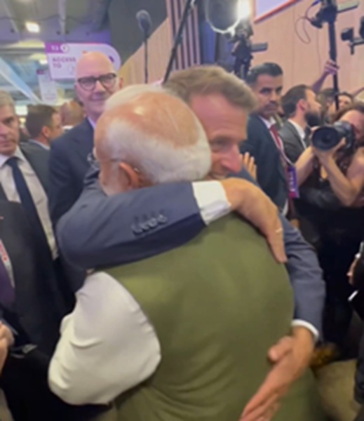 फ्रांस के राष्ट्रपति मैक्रों ने पीएम मोदी को गले लगाकर दी विदाई, फरवरी में भारत आने का किया वादा