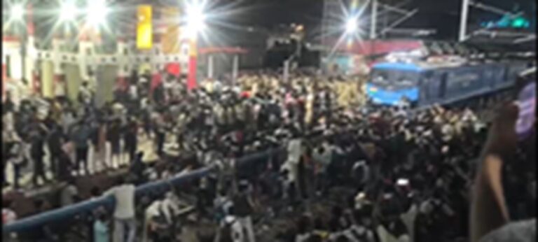 पाटलिपुत्र स्टेशन पर छात्रों का हंगामा, परीक्षा स्पेशल ट्रेन में की तोड़फोड़; पुलिस ने की हवाई फायरिंग