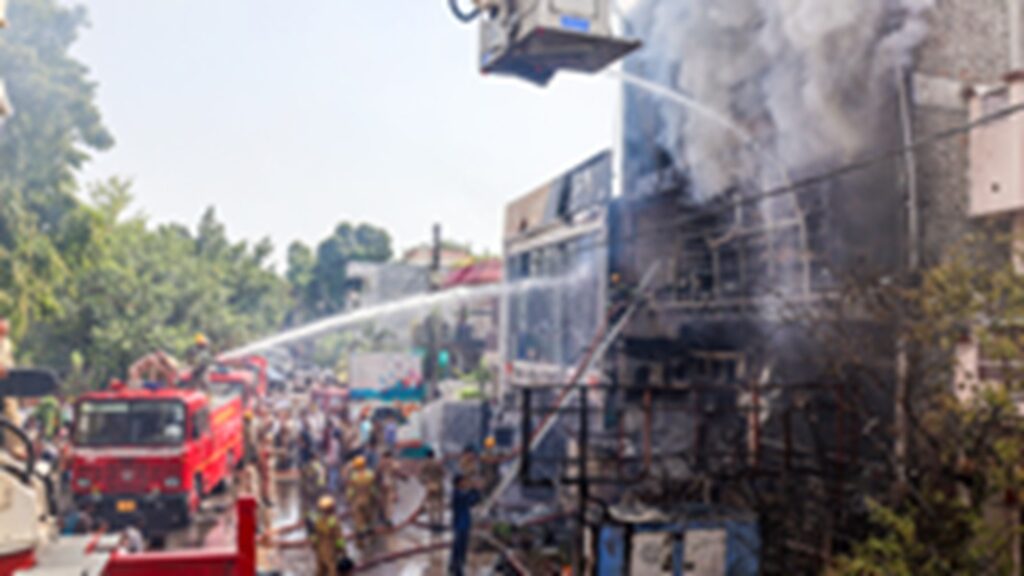 लखनऊ हादसे के बाद एक्शन में सरकार : 4 नामजद पर एफआईआर, सील किए 5 प्रतिष्ठान, 22 पर गिरी गाज