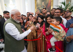 फ्रांस में गूंजे ‘मोदी-मोदी’ के नारे, भारतीय समुदाय बोला-पीएम ने युवाओं और स्टार्टअप इकोसिस्टम को नई प्रेरणा दी