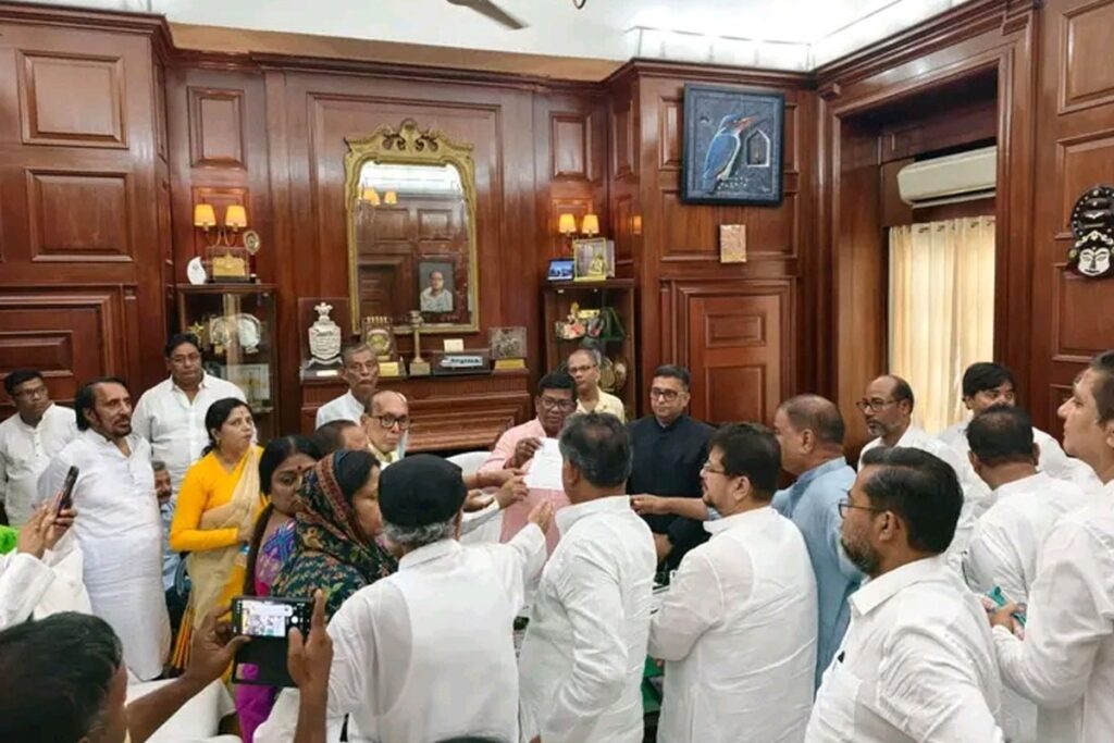 ममता की पार्टी में टूट : 58 विधायकों ने अलग गुट बनाया, ऋतब्रत बनर्जी को विधायक दल का नेता चुना