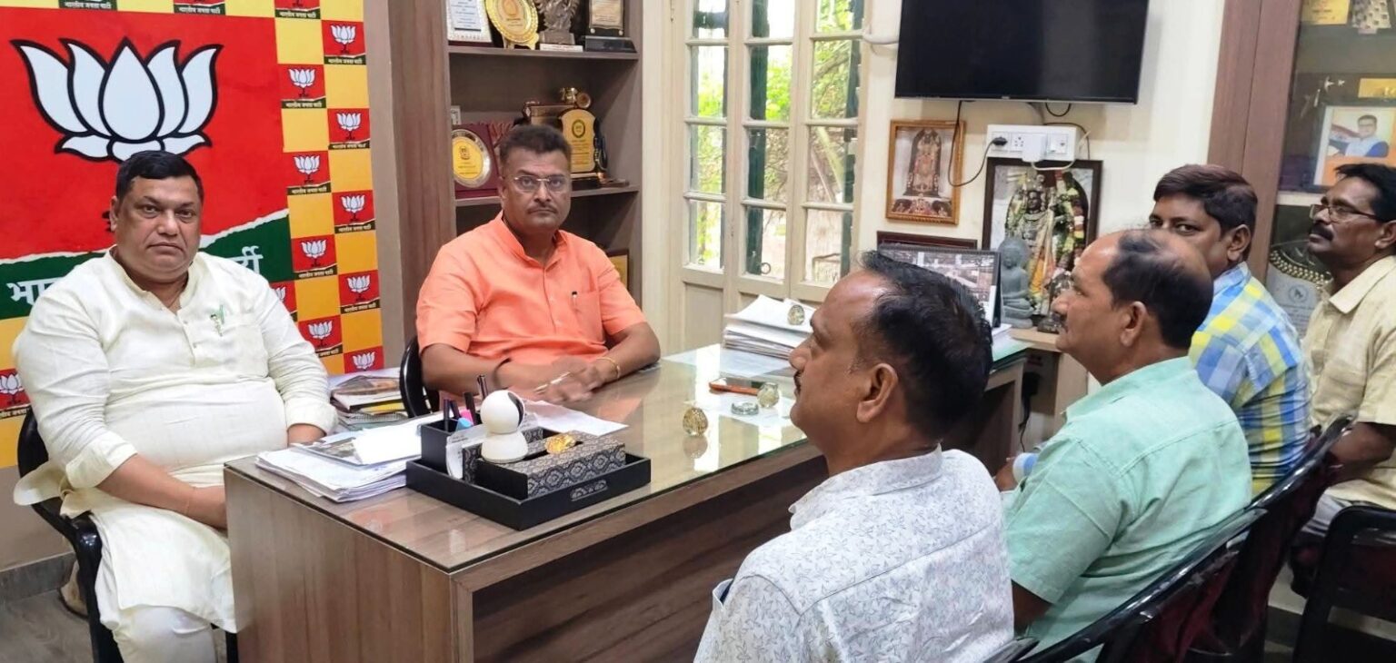 सौंदा डी पंचायत की समस्याओं को लेकर रंजीत पांडे के नेतृत्व में सांसद मनीष जायसवाल से मिला प्रतिनिधिमंडल, सीसीएल प्रबंधन के साथ जल्द होगी बैठक