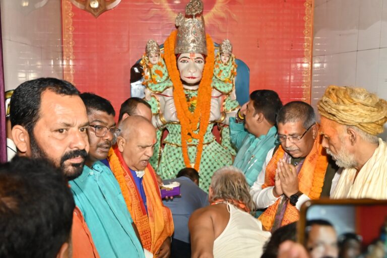 मोदी के सबसे लंबे समय तक प्रधानमंत्री रहने पर झारखंड भाजपा ने हनुमान मंदिर में की पूजा-अर्चना