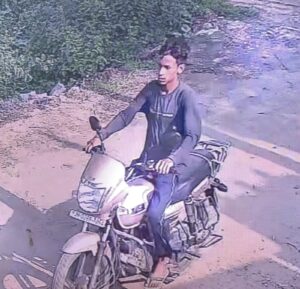 रामगढ़ में दिनदहाड़े बाइक की चोरी, सीसीटीवी कैमरे में बेखौफ दिखा चोर
