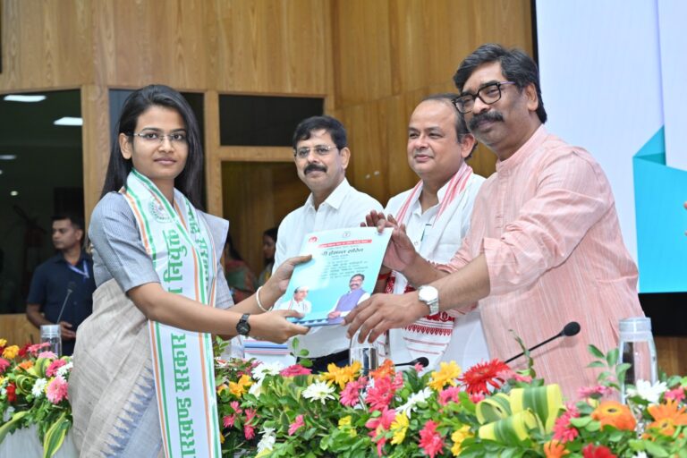 हेमन्त सोरेन ने 262 नव-चयनित अभ्यर्थियों को सौंपे नियुक्ति पत्र, निष्ठा-ईमानदारी से सेवा देने का किया आह्वान
