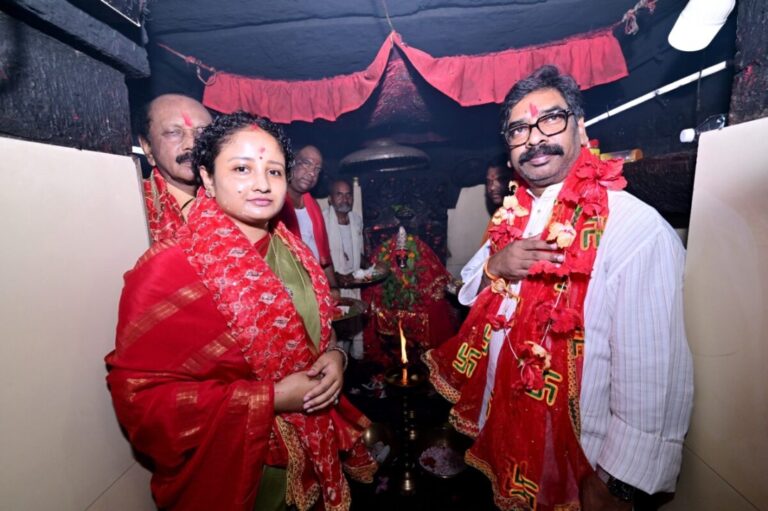मुख्यमंत्री हेमन्त पत्नी कल्पना सोरेन संग पहुंचे दिउड़ी मंदिर, की पूजा अर्चना