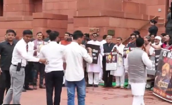 पेपर लीक मामला: पंजाब के शिक्षा मंत्री हरजोत बैंस के इस्तीफे की मांग पर अड़ा NDA, संसद भवन के बाहर जोरदार प्रदर्शन