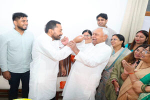 जन्मदिन पर निशांत कुमार ने पिता नीतीश कुमार का लिया आशीर्वाद, महावीर मंदिर में की पूजा