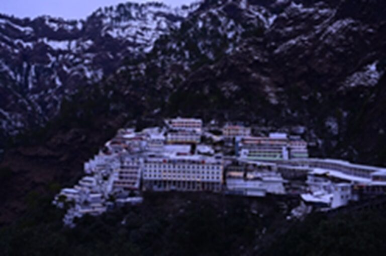 अमरनाथ के बाद अब वैष्णो देवी यात्रा भी स्थगित, खराब मौसम बना बाधा