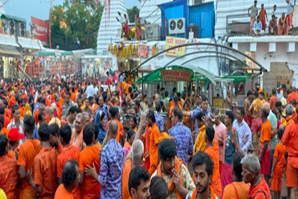सावन शुरू होते ही बैद्यनाथ धाम में उमड़ा आस्था का सैलाब, 105 किमी लंबे रास्ते पर कांवड़ियों की लंबी कतार