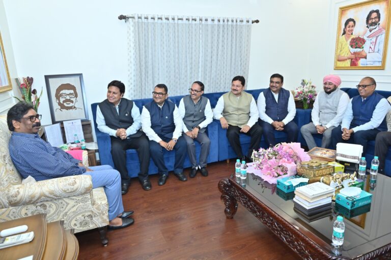 हेमंत सोरेन से मिला झारखंड चैंबर का प्रतिनिधिमंडल, उद्योग, व्यापार और निवेश पर की चर्चा