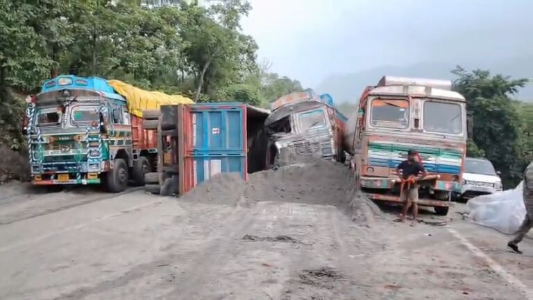 कोडरमा घाटी में छह वाहन के बीच आपस में टक्कर, रात भर जाम में फंसे रहे यात्री