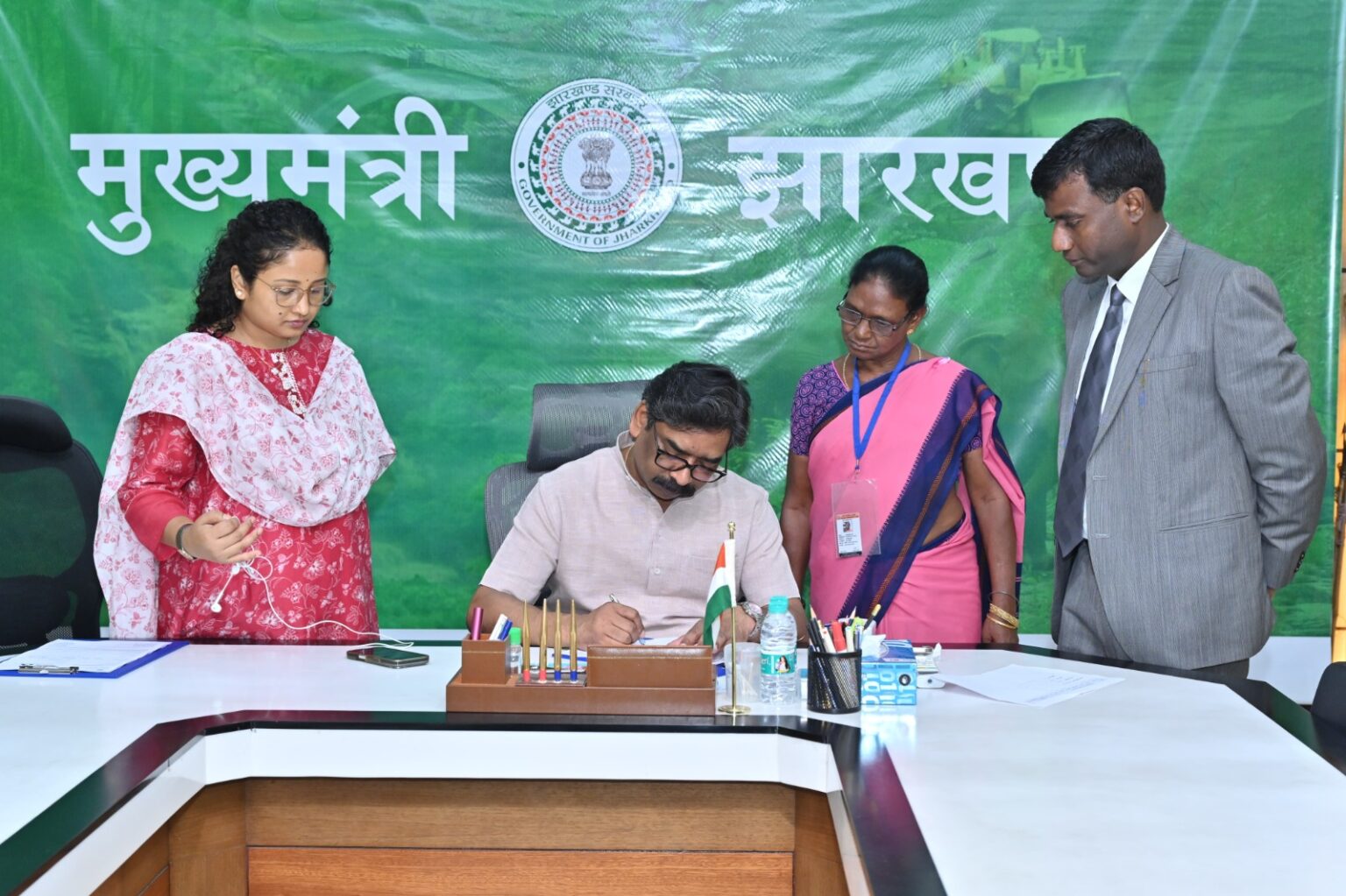 हेमन्त सोरेन ने भरा एन्यूमरेशन फार्म, सहभागिता का दिया संदेश