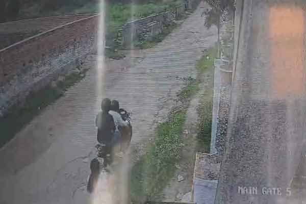 बरियातू थाना के पास महिला से दिनदहाड़े चेन छीना