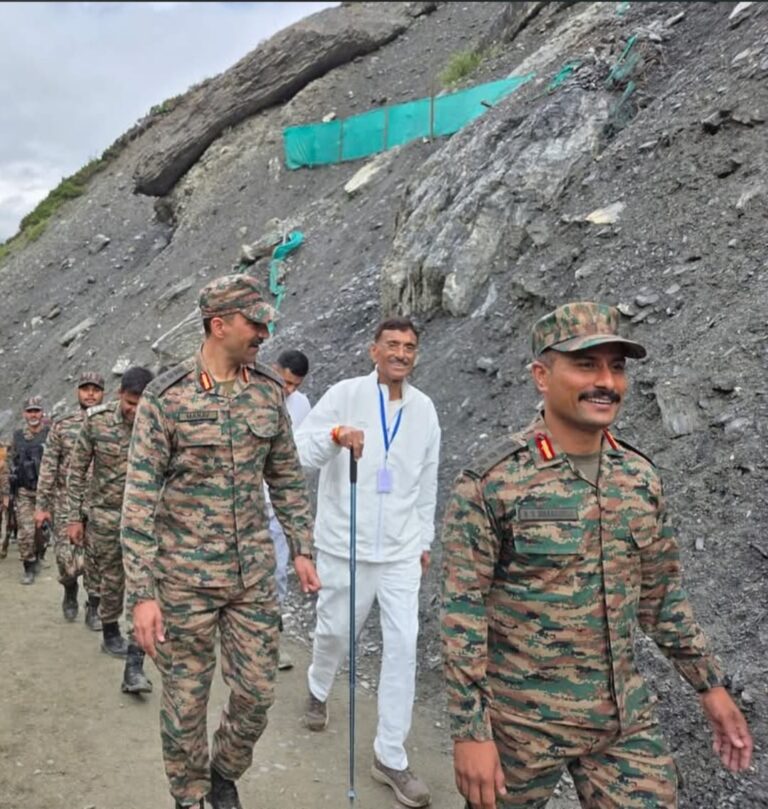 रक्षा राज्य मंत्री सेठ 14 किलोमीटर पैदल चलकर पहुंचे अमरनाथ, बाबा बर्फानी की पूजा अर्चना