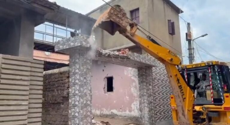 धनबाद में प्रिंस खान पर बड़ा एक्शन, भगोड़े गैंगस्टर के घर पर चला बुलडोजर