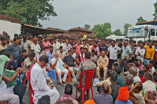 चतरा में कोयला लदे वाहन ने सीआरपीएफ जवान को रौंदा, 20 घंटे से सड़क जाम