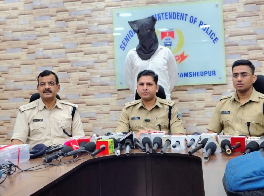 करणी सेना नेता हिमांशु हत्या मामले में मुख्य आरोपी राहुल दुबे के निशानदेही पर चापड़ बरामद, जमशेदपुर पुलिस को मिली कामयाबी