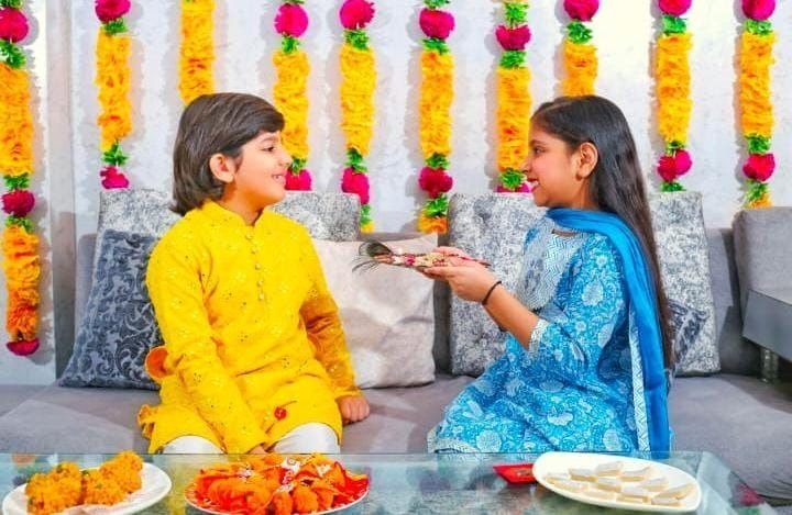 70 रुपये में देश में कहीं भी भेज सकेंगी राखी, रक्षाबंधन पहले से डाक विभाग ने बहनों की दी सौगात