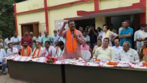 भुरकुंडा सौंदा डी में विस्थापन के मुद्दे पर गरजे सांसद मनीष जायसवाल, बोले- उखाड़ने कोई आएगा तो सबसे आगे मुझे पाएंगे