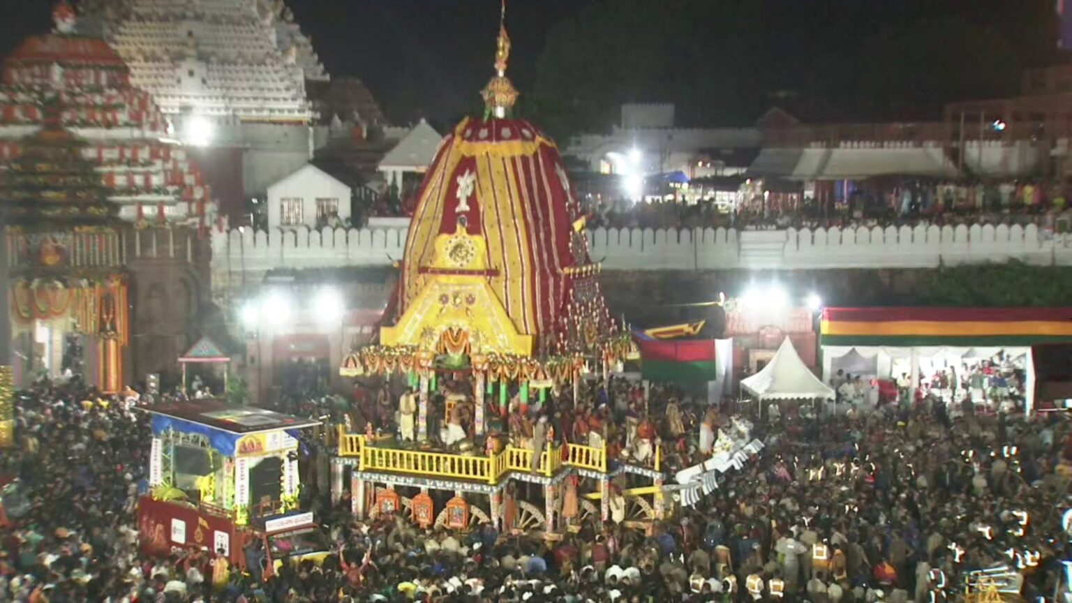 झमाझम बारिश के बीच जय जगन्नाथ से गूंजा पुरी