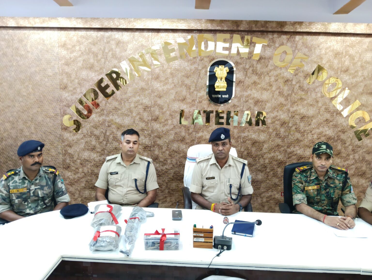 20 लाख के इनामी नक्सली रविंद्र गंझू की निशानदेही पर हथियारों का जखीरा जब्त, लातेहार पुलिस को मिली बड़ी कामयाबी