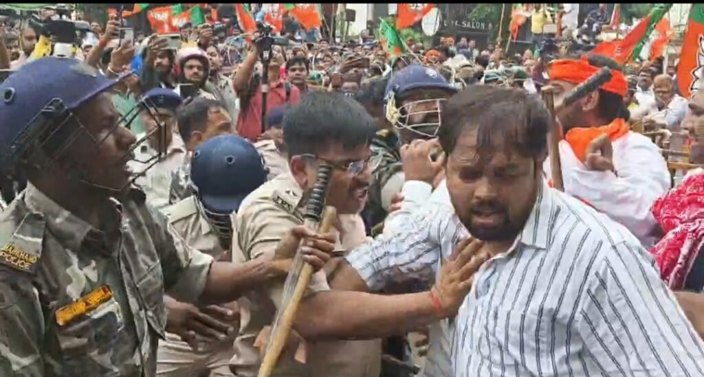 रांची में भिड़े कांग्रेसी-भाजपाई, एक-दूसरे पर फेंके टमाटर-अंडे और पत्थर