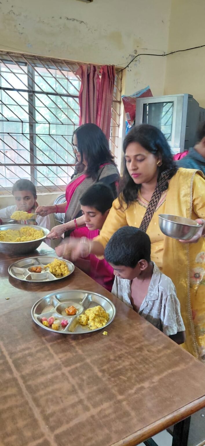 ‘बालाश्रय’ के बच्चों ने खाई खिचड़ी