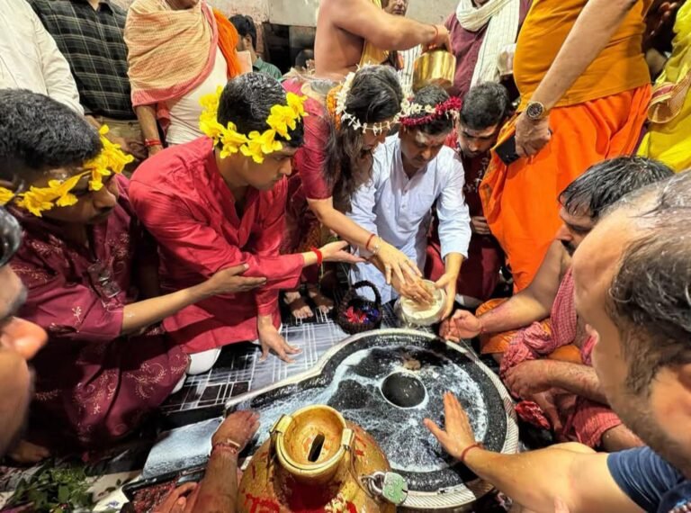 झारखंड के मुख्य सचिव अविनाश कुमार ने परिवार के साथ बाबा के दरबार में टेका मथा