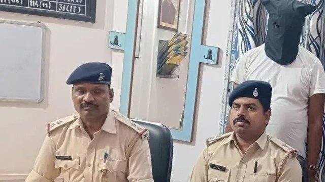 जामताड़ा में कांफर्जी पुलिस बनकर करता था वसूली, कट्टा-कारतूस और नकली जैप-5 आईडी के साथ गिरफ्तार