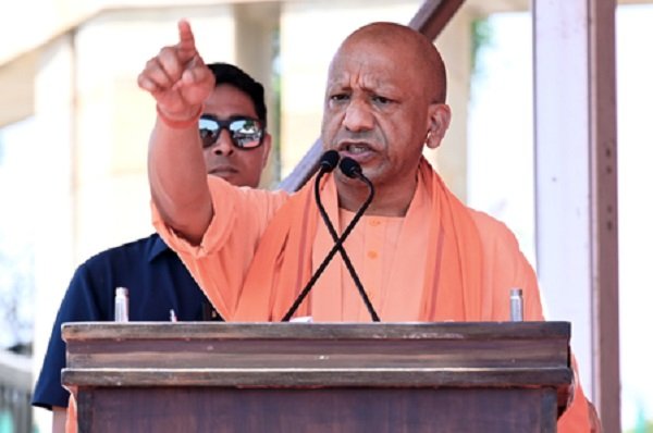 समाज को बांटने वालों के आदर्श हैं बाबर और औरंगजेब, काशी में गरजे योगी