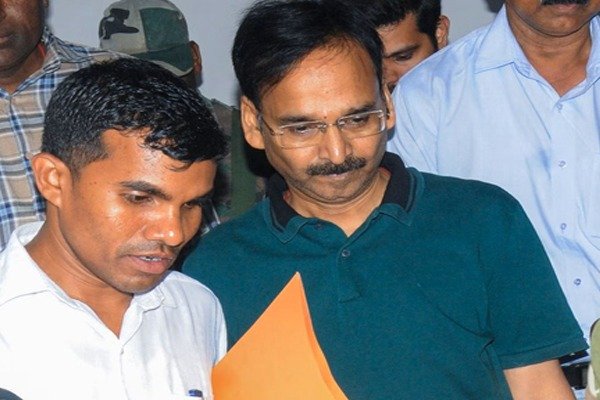 जमीन घोटाले में जेल में बंद निलंबित आईएएस विनय चौबे को सुप्रीम कोर्ट से मिली सशर्त जमानत