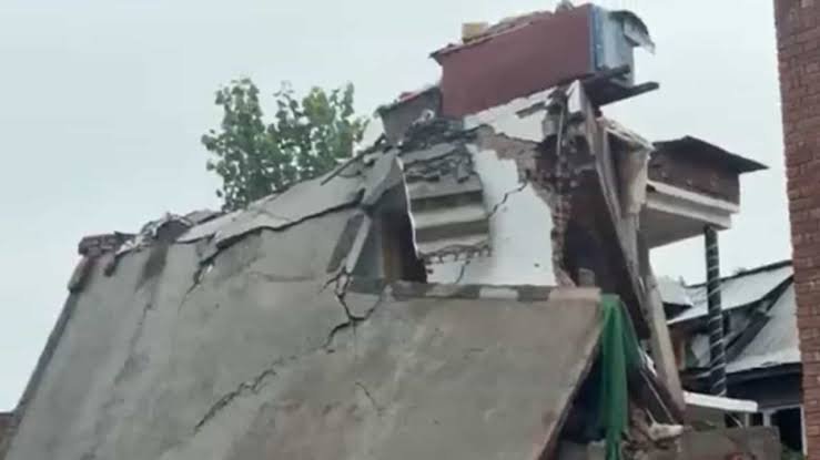 लश्कर के दो आतंकियों के घर पर चला बुलडोजर, अनंतनाग में आतंकी हमले के खिलाफ बड़ा ऐक्शन