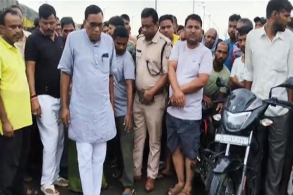 गिरिडीह में दिनदहाड़े युवक की गोली मारकर हत्या, आक्रोशित ग्रामीणों ने किया सड़क जाम