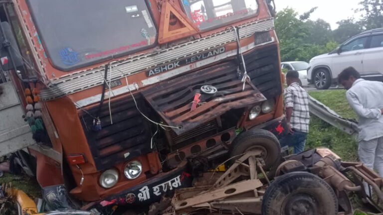 लातेहार में भीषण सड़क हादसा, बेकाबू कंटेनर ने बाइक-ऑटो को रौंदा, 6 की मौत और कई घायल
