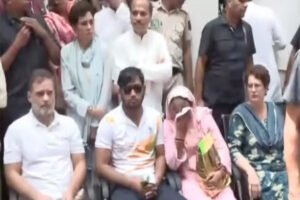 DCP दफ्तर के बाहर धरने पर बैठे राहुल-प्रियंका, पेलेट गन मामले में FIR की मांग