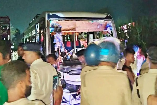 बिहार के बेतिया में बेकाबू बस ने आर्केस्ट्रा देख रहे पांच लोगों को रौंदा, मौत