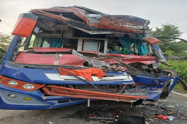 कोडरमा में कांवड़ियों से भरी बस-ट्रक में आमने-सामने टक्कर, तीन की मौत, 50 से अधिक घायल