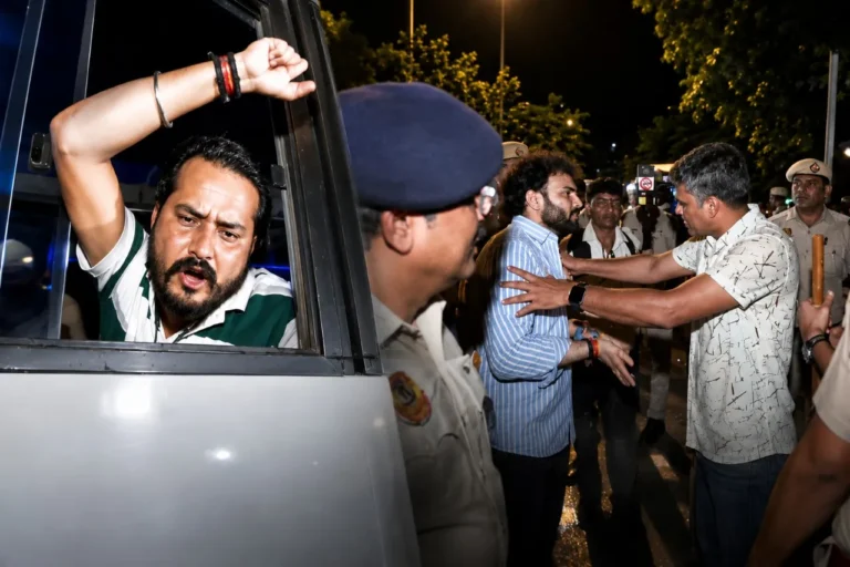 जंतर-मंतर पर आधी रात बवाल, आरक्षण विरोधी प्रदर्शनकारियों पर पुलिस का एक्शन, राजघाट से हिरासत में लिए गए कई युवा