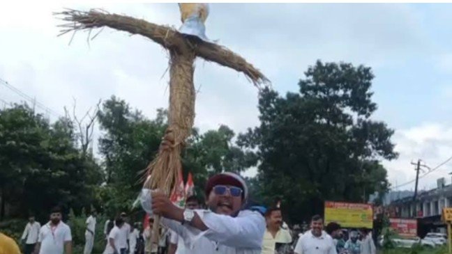 धनबाद भाजपा कार्यालय के बाहर पुतला दहन को लेकर हाई-वोल्टेज ड्रामा, आमने-सामने आए युवा कांग्रेस और भाजपा कार्यकर्ता